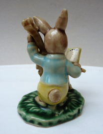 Porseleinen Peter Rabbit figuurtje met cello