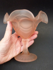 Roze frosted depression glass dessert coupe op voet