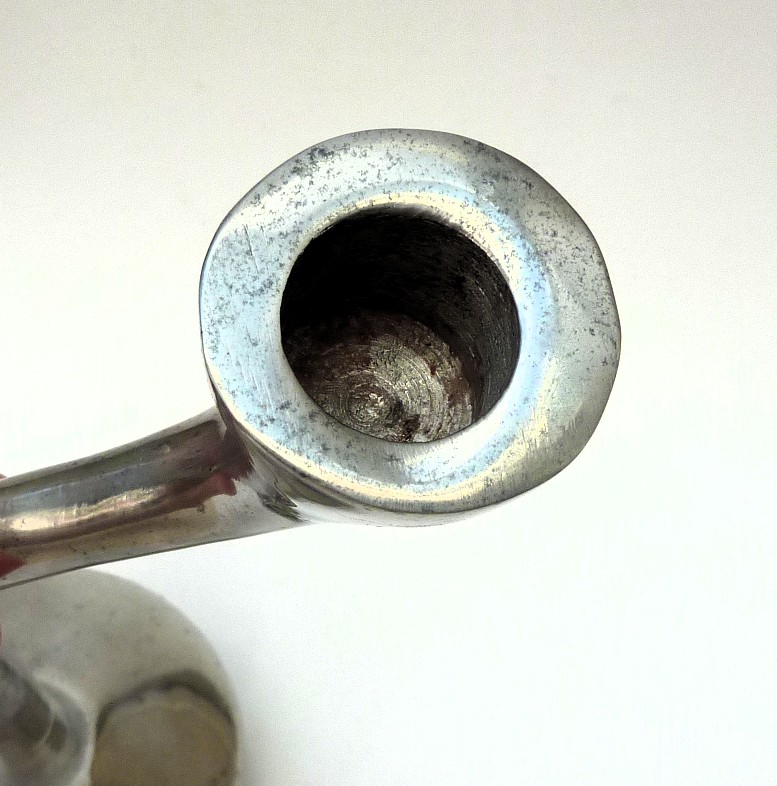 Een paar drie armige aluminium design kandelaars