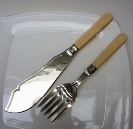 Enlish fish servers with bakelite handle