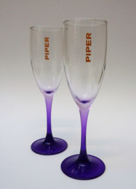 Een paar kristallen Piper Heidsieck champagne flutes paarse voet