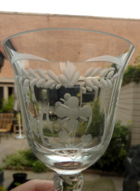 Murano kristallen wijnglas met bloemen gravure en gedraaide steel