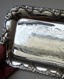 Rechthoekig verzilverd dienblad met gravure en wijnrank decoratie