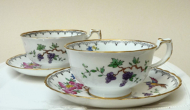 Een paar Plant Tuscan China theekoppen met schotel