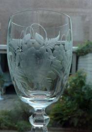 Kristallen wijnglazen gegraveerd met bloemen