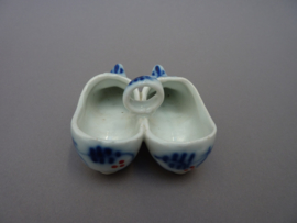 Antieke Thuringen Zwiebelmuster porseleinen miniatuur schoentjes