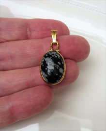 Goudkleurige hanger met cabochon sneeuwvlok obsidiaan