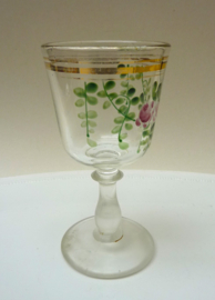 Persglazen wijnglas met emaille beschildering 19e eeuw