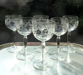 Wine glasses with flower garlands engraving