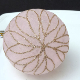 Goodwill kerstbal lichtroze gesuikerd glas gouden ruit 9 cm
