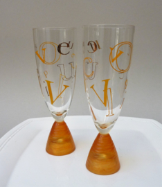 Een paar Veuve Cliquot Ponsardin Alphabet champagne flutes