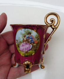 Limoges Fragonard Courting Couple cabinet cup op voetjes