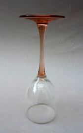 Luminarc  France Perle Rose wijnglas op lichtroze voet