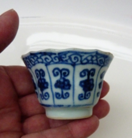 A pair Kangxi porcelain tea bowls