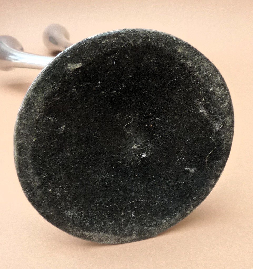 Een paar drie armige aluminium design kandelaars