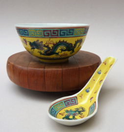 Chinese gele porseleinen draken rijstkom met lepel 1950