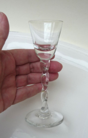 Jeneverglazen met gedraaide steel