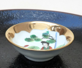 Chinees schaaltje voor gember of saus Dame in tuin