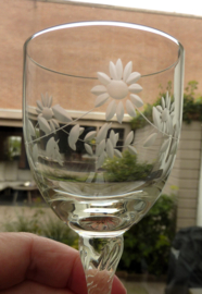 Murano wijnglazen met bloemen gravure en gedraaide steel