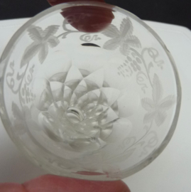Facetgeslepen toost glas met holle steel en wijnrank gravure 18e eeuw