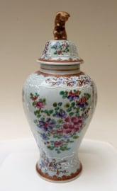 Edme Samson Paris Chinoiserie armorial porcelain lidded vase