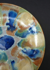 Studio pottery fruitschaal op voet met kleurrijk glazuur