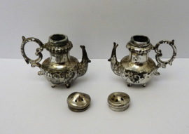Silver plated pepper en salt shaker shaped like tea pots
