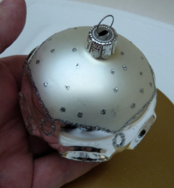 Space Age zilveren kerstbal met deuken 7 cm