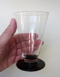 Een paar Art Deco waterglazen op zwarte voet