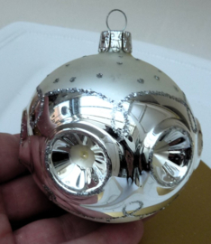 Space Age zilveren kerstbal met deuken 7 cm