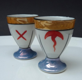 Een paar Japanse Art Deco lusterware porseleinen eierdopjes