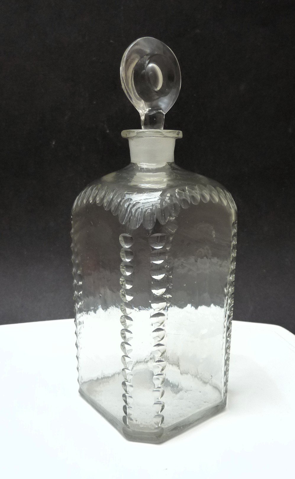 Octagonale glazen karaf ca 1800