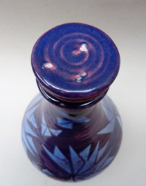 Studio pottery paarse flesvaas gesigneerd