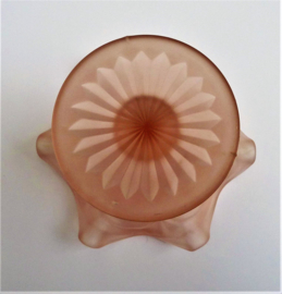 Roze frosted depression glass dessert coupe op voet