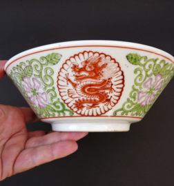 Mid Century Chinese porseleinen kom met draken en lotusbloemen