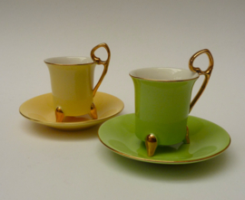 A pair of footed porcelain cabinet cups