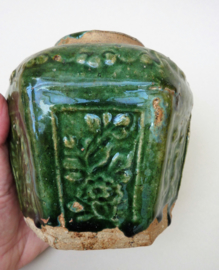 Chinese groen geglazuurde Shiwan gemberpot met Chinese karakters