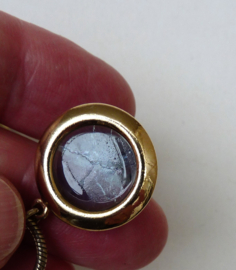Goudkleurige ketting met aquablauwe steentjes