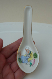 Chinese Early Republic porcelain sp0on with wise old man