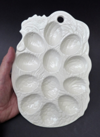 Faience schaal voor gevulde eieren