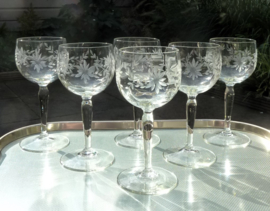 Wine glasses with flower garlands engraving