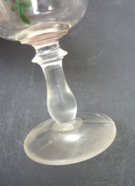 Persglazen wijnglas met emaille beschildering 19e eeuw