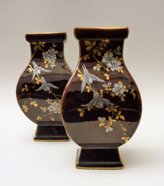 Een paar Japanse handbeschilderde vazen