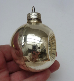 Vintage GDR kerstbal met deuk zilver 7 cm