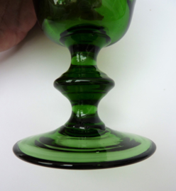 Groen mondgeblazen wijnglas met knoop