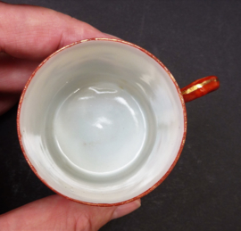 Een paar Japanse Taisho Kutani ware demitasse kop en schotels