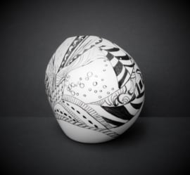 Studio pottery Op Art vaasje in wit zwart