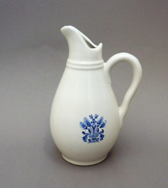 Witte pitcher met blauwe decoratie