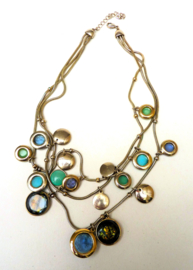 Goudkleurige ketting met aquablauwe steentjes