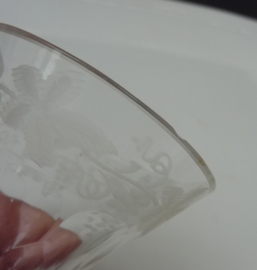 Facetgeslepen toost glas met holle steel en wijnrank gravure 18e eeuw